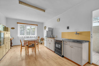 kuchyně v podkroví - Prodej domu 246 m², Jesenný