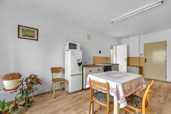 kuchyně v podkroví - Prodej domu 246 m², Jesenný