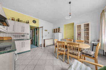 kuchně v přízemí - Prodej domu 246 m², Jesenný