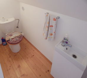 WC podkroví - Prodej domu 140 m², Hředle