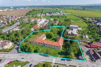 Letecký pohled na zámek - Prodej historického objektu 2200 m², Tábor 