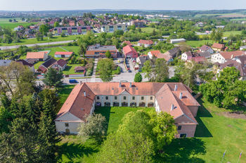 Letecký pohled na zámek - Prodej historického objektu 2200 m², Tábor