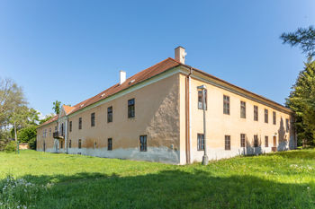 Pohled na zámek - Prodej historického objektu 2200 m², Tábor