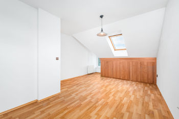 Podkroví - pokoj 1 s balkonem - Prodej domu 145 m², České Budějovice