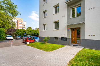 vstup do domu - Prodej bytu 2+1 v družstevním vlastnictví 49 m², Praha 9 - Hloubětín