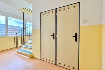 chodba s komorou - Prodej bytu 4+kk v osobním vlastnictví 69 m², Praha 4 - Lhotka