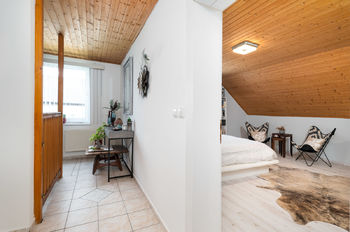 CHODBA A HORNÍ LOŽNICE - Prodej domu 211 m², Světlík