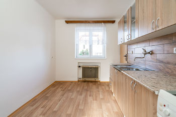 Kuchyně se spíží - Pronájem domu 78 m², Český Brod 