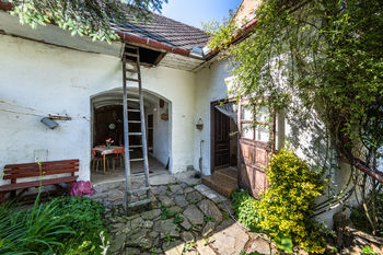 pohled na průjezd ze zahrady - Prodej domu 109 m², Kdousov