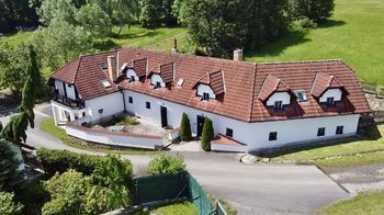 Pohled na dům s pozemky - Prodej domu 381 m², Dřešín