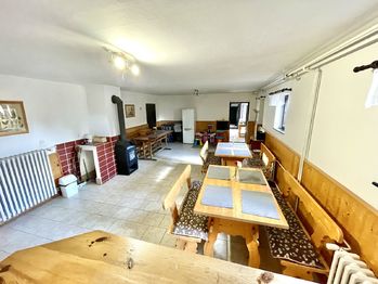 Společenská místnost-jídelna - Prodej domu 381 m², Dřešín