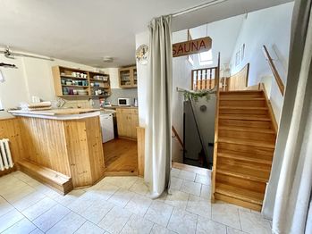 Společenská místnost-jídelna, vstup do suterénu-sauna/bazén. Nahoru do pokojů... - Prodej domu 381 m², Dřešín