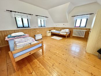 Interiér jednoho z pokojů - Prodej domu 381 m², Dřešín