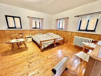 Interiér jednoho z pokojů - Prodej domu 381 m², Dřešín