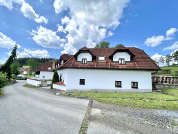 Pohled na dům z východní strany - Prodej domu 381 m², Dřešín