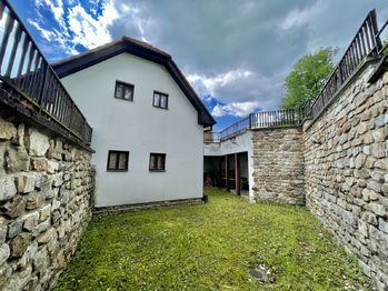 Prostor v blízkosti venkovního krbu - Prodej domu 381 m², Dřešín