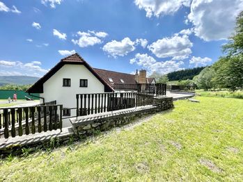 Pohled ze severovýchodu. Severní terasa. - Prodej domu 381 m², Dřešín