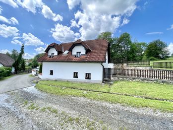 Pohled z východu - Prodej domu 381 m², Dřešín