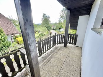 Balkon jednoho z pokojů - Prodej domu 381 m², Dřešín