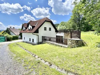 Pohled na dům ze západní strany - Prodej domu 381 m², Dřešín