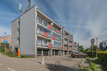Bytový dům a zabezpečený vjezd vstupní závorou - Prodej bytu 4+1 v osobním vlastnictví 106 m², Praha 5 - Smíchov