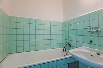 Koupelna s vanou - Prodej bytu 4+1 v osobním vlastnictví 106 m², Praha 5 - Smíchov