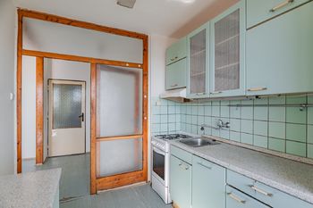 Kuchyně bytu s kuchyňskou linkou - Prodej bytu 4+1 v osobním vlastnictví 106 m², Praha 5 - Smíchov