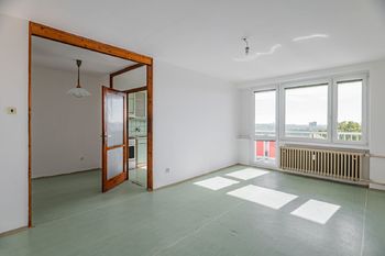 Pohled z obývacího pokoje na kuchyň a lodžii bytu - Prodej bytu 4+1 v osobním vlastnictví 106 m², Praha 5 - Smíchov