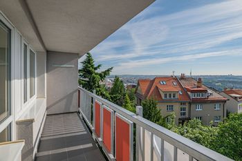 Pohled z lodžie bytu - Prodej bytu 4+1 v osobním vlastnictví 106 m², Praha 5 - Smíchov