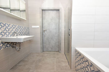 Koupelna se sprchovým koutem, vanou, umyvadlem a technickou místností včetně plynového kotle.  - Pronájem domu 144 m², Kostelec nad Labem