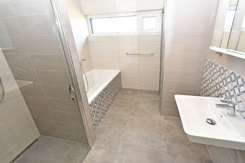 Koupelna se sprchovým koutem, vanou, umyvadlem a technickou místností včetně plynového kotle.  - Pronájem domu 144 m², Kostelec nad Labem