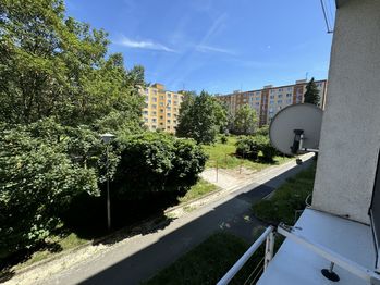 pohled z okna obývacího pokoje - Prodej bytu 2+1 v osobním vlastnictví 49 m², Plzeň