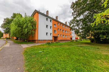 okolí domu - Prodej bytu 3+1 v osobním vlastnictví 63 m², Dobříš