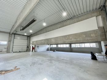 Pronájem výrobních prostor 1400 m², Husinec