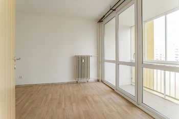 Ložnice s lodžií. - Pronájem bytu 4+1 v osobním vlastnictví 82 m², Jindřichův Hradec
