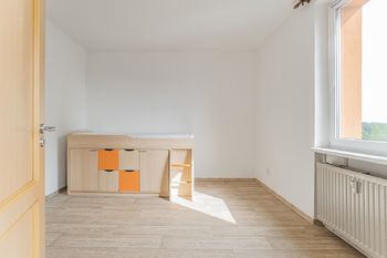 Ložnice naproti kuchyni. - Pronájem bytu 4+1 v osobním vlastnictví 82 m², Jindřichův Hradec
