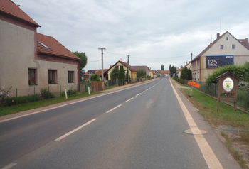 Pozemek se nachází vpravo před obcí - Prodej pozemku 985 m², Hořesedly