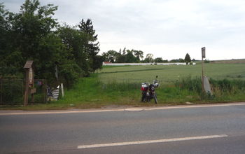 a je k němu takhle široký vjezd,  - Prodej pozemku 985 m², Hořesedly