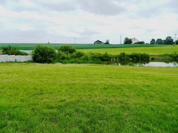 Krásná příroda na výhledu od pozemku. - Prodej pozemku 1682 m², Borovany