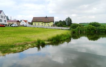 Pohled od cesty k rybníku. - Prodej pozemku 1682 m², Borovany