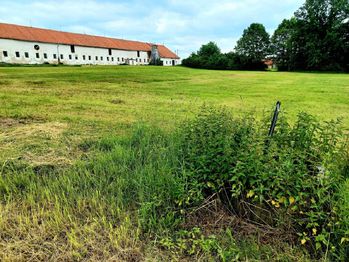 Na nejvetším pozemku stávala již zdemolovaná zemědělská stavba. Na pozemku je bývalá studna. - Prodej pozemku 6340 m², Borovany 