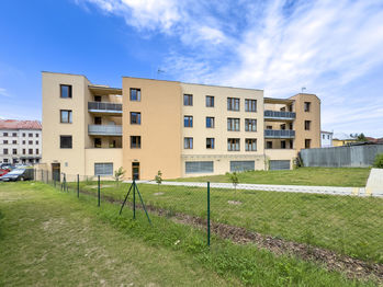 zahrada za domem - Prodej bytu 3+kk v osobním vlastnictví 72 m², Slaný