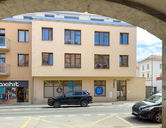 pohled na dům z ulice - Prodej bytu 3+kk v osobním vlastnictví 72 m², Slaný