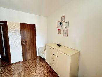 Prostorná chodba  - Prodej bytu 2+kk v osobním vlastnictví 51 m², Praha 10 - Vršovice