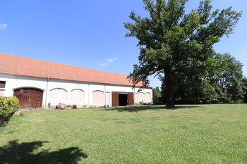 Pohled na stodolu ze zahrady - Pronájem obchodních prostor 350 m², Praha 9 - Vinoř