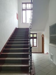 schodiště - Pronájem bytu 2+kk v osobním vlastnictví 37 m², Jablonec nad Nisou