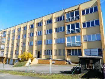 Parkování v zadním traktu. - Pronájem kancelářských prostor 36 m², Tábor