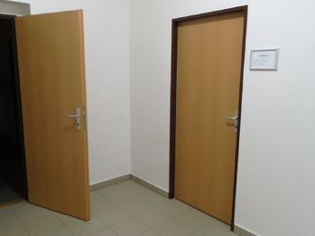 Vstup do dvojkanceláře. - Pronájem kancelářských prostor 34 m², Tábor