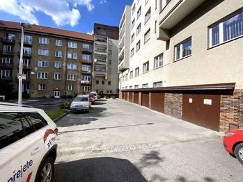 Garáže - Pronájem garážového stání 14 m², Praha 4 - Braník