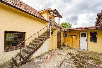 Dvorek se schodištěm - Prodej domu 84 m², Nová Ves